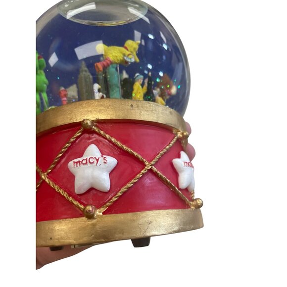Macys 2002 Thanksgiving Day Parade Musical Waterglobe collectible SKU 8310 - Picture 16 of 16